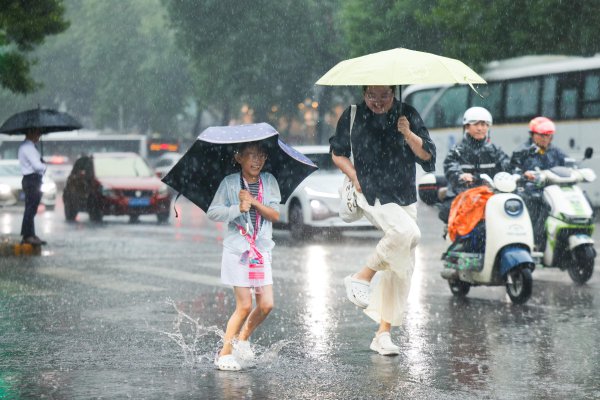 北京今天白日有漫衍性阵雨,南风二三级,最高气温31℃