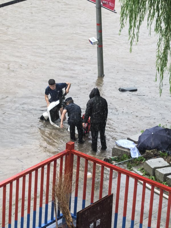 北京暴雨中，外卖小哥跌入2米深排水沟，幸好足下有消防员