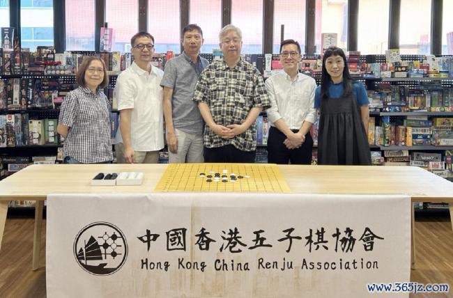 从左起委员何秀容女士、通告长陈配昌先生、副会长余仲乐先生、会长冯立荣先生、副会长吴逸鸿先生、管库蓝溎英女士